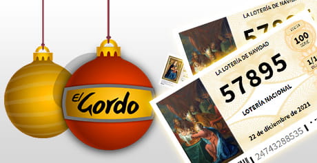Drei El Gordo Lose und zwei Weihnachtskugeln.