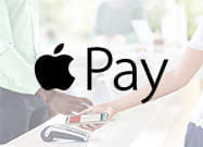 Das Apple Pay Logo vor dem Hintergrund einer Szene aus einem Online Casino.