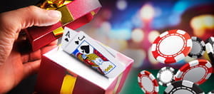 Das Bild zeigt die Spielkartenarten As und 10, sowie verschiedene Chips.