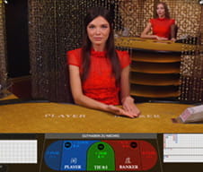 Auf diesem Bild sieht man eine junge Frau, die an einem Spieltisch sitzt und auf Online Spieler wartet.