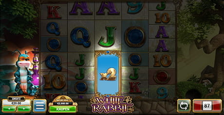 Die Raupe verteilt immer wieder Bonus Wilds im White Rabbit Slot.