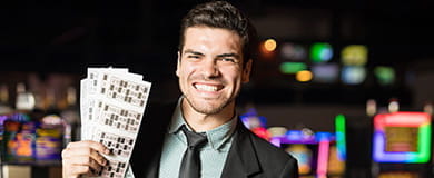 Ein Mann, der einige Bingo Tickets in der Hand hält.