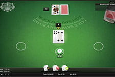 Der Tisch des NetEnt Spiels Blackjack mit gegebenen Karten.