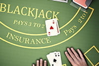 Blick von oben auf einen Blackjack Spieltisch.