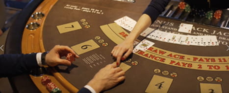 Blackjacktisch in einem Spielcasino.