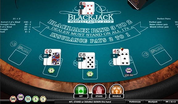 Blick auf den Blackjack Perfect Pairs / 21 + 3 Spieltisch. Links bzw. rechts auf dem Tisch sind die Auszahlungsquoten für die beiden Nebenwetten 