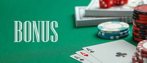 Chips und Spielkarten auf einem Pokertisch.