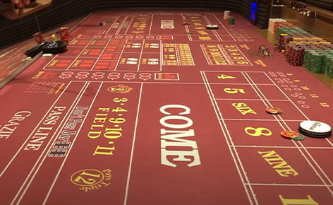 Live Craps findet mit echten Dealern in Echtzeit statt – ideal also, um sich von zuhause aus in edles Casino-Feeling versetzen zu lassen.
