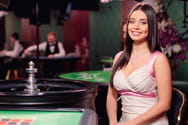 Eine Dealerin im Evolution Gaming Live Casino.