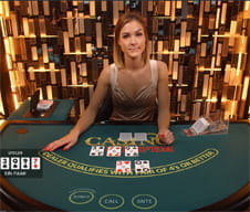 Das Bild zeigt eine freundliche Kartengeberin am Pokertisch.