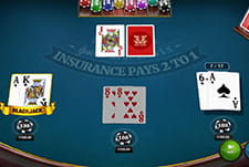 Classic Blackjack Tisch mit Spielkarten.