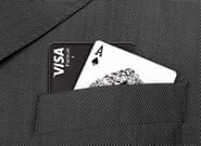 Auf diesem Bild ragen aus der Brusttasche eines Jackets eine Kreditkarte und ein Pik Ass.