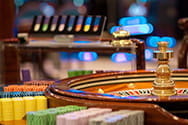 Casino Spiele dargestellt auf Smartphones.