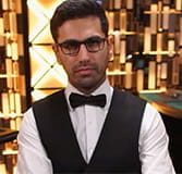 Bashir, einer der Live Dealer von Evolution Gaming. Bashir leitet Live Blackjack und Live Casino Hold'em Spiele.