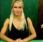 Charlene, einer der Live Dealer von Evolution Gaming. Charlene arbeitet an Baccarat, 3 Card Poker und Roulette Spieltischen.