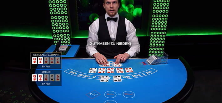 Ein privater Live Poker Tisch von Evolution Gaming im Live Bereich des Casinos. Alle Spielkarten sind aufgedeckt. Der Dealer hat das Spiel mit einem Paar Damen auf der Hand gewonnen.
