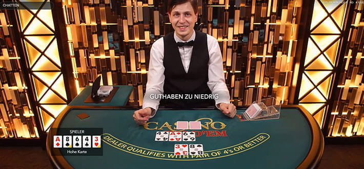 Ein Live Casino Hold'em Spieltisch von Evolution Gaming im Betchan Casino. Der Dealer hat seine Karten noch nicht aufgedeckt, der Spieler hat lediglich eine hohe karte auf der Hand.