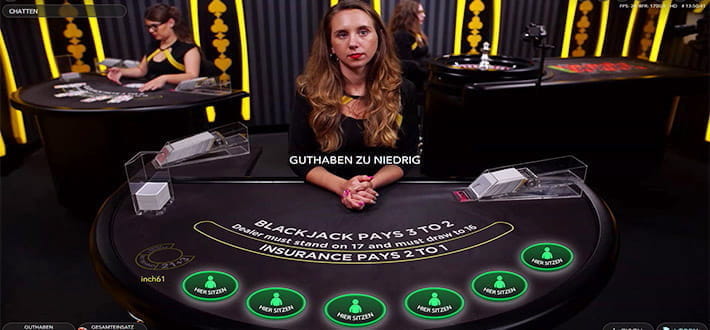 Ein privater Spieltisch für Live Deutsches Blackjack im bwin Casino. Der Spieltisch wird bereitgestellt von Evolution Gaming. Der Tisch ist aktuell unbesetzt, der Dealer wartet auf neue Gäste. Im Hintergrund sind weiterer Spieltische zu erkennen.