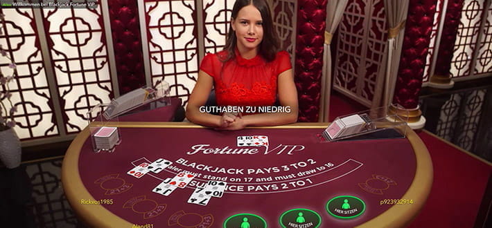 Ein Spieltisch für Live Blackjack Fortune VIP von Evolution Gaming im Live Casino Bereich von Gate 777. Der Dealer erwartet die weiteren Spielentscheidungen der drei am Tisch sitzenden Spieler.