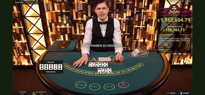 Ein Live Casino Hold'em Spieltisch von Evolution Gaming im Live Bereich des LeoVegas Casinos. Der Spieler hat eine hohe Karte auf der Hand, der Dealer hat seine Karten noch nicht umgedreht. Rechts im Bild ist der Jumbo 7 Jackpot eingeblendet, der bei 1.912.604,79€ steht.
