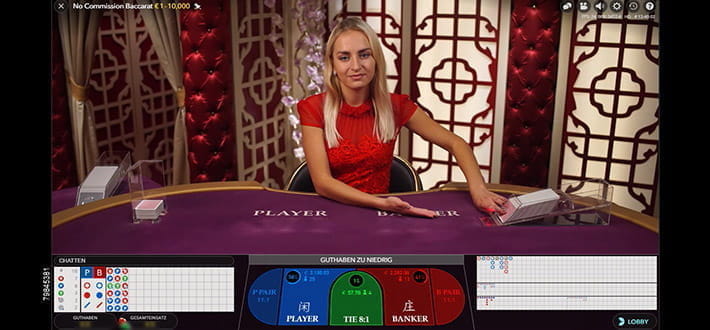 Live No Commission Baccarat im Live Casino von Mega Casino. Der Dealer am Tisch zieht gerade die erste Spielkarte.