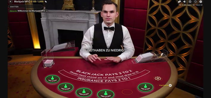 Ein Blackjack VIP Spieltisch im Live Casino vom Mega Casino, bereitgestellt von Evolution Gaming. Der Dealer erwartet die Spieler.