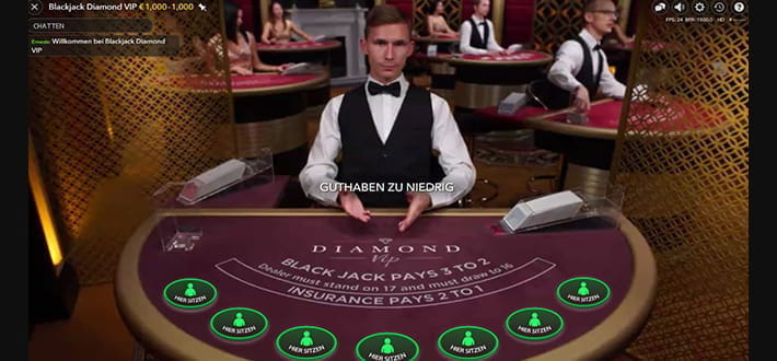 Ein Live Blackjack Diamond VIP Tisch im Live Casino von Mega Casino. Der Dealer sitzt hinter dem Spieltissch und erwartete die Einsätze der Spieler.