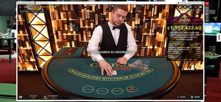 Live Casino Hold'em Spieltisch von Evolution Gaming im Royal Panda Live Casino. Der Dealer mischt gerade die Karten. Rechts im Bild ist der aktuelle Stand des Jumbo 7 Jackpots zu erkennen, der bei 1.912.422,60€ liegt.