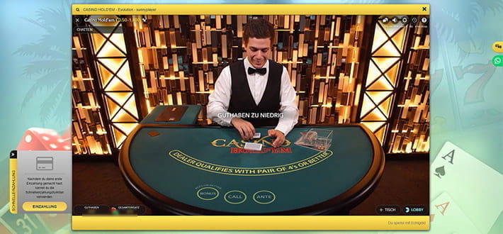 Am Evolution Gaming Casino Hold'em Live Spieltisch im sunnyplayer Casino mischt ein Dealer die Karten neu.