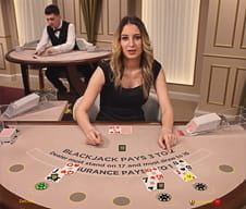 Zu sehen ist ein weißer Blackjacktisch in einem Edlen Casino Studio.