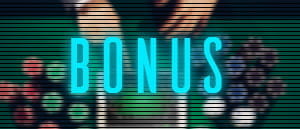 Der Schriftzug Bonus im Vordergrund. Im Hintergrund wird Online Poker auf dem Smartphone gespielt, welches umgeben ist von Casino Chips.