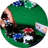 Hände sowie Pokerkarten und Chips.