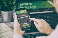 Darstellung von Sportwetten auf Laptop und Mobilgerät.