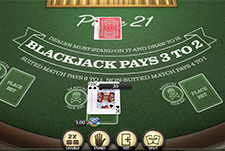 Blackjack Tisch mit Spielkarten beim Pirate 21 Blackjack.