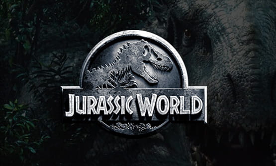 Das graue Jurassic World Slot Logo mit einem Dinosaurier-Skelett.