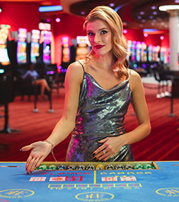 Eine Dealerin beim Live Blackjack in einem Online Casino.