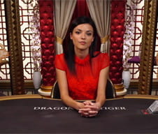 Das Bild zeigt eine Dealerin bei einer Runde Dragon Tiger.