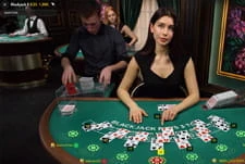 Ein Blackjack Tisch des Herstellers Evolution Gaming aus dem Live Casino von Vegas Winner. Die Karten sind gegeben und der weibliche Dealer wartet auf die Ansage eines der Spieler am Tisch.