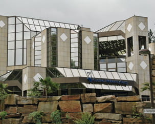 Im Kontrast zur Burgruine Hohensyburg in unmittelbarer Nähe ist die dortmunder Spielbank sehr modern gestaltet.