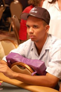 Phil Ivey der Pokerspieler am Tisch