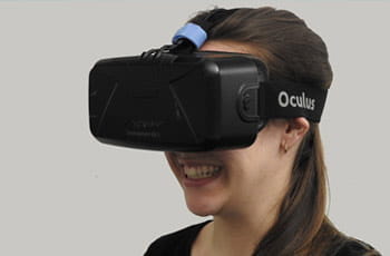 Spielerin mit Virtual Reality Brille auf dem Kopf