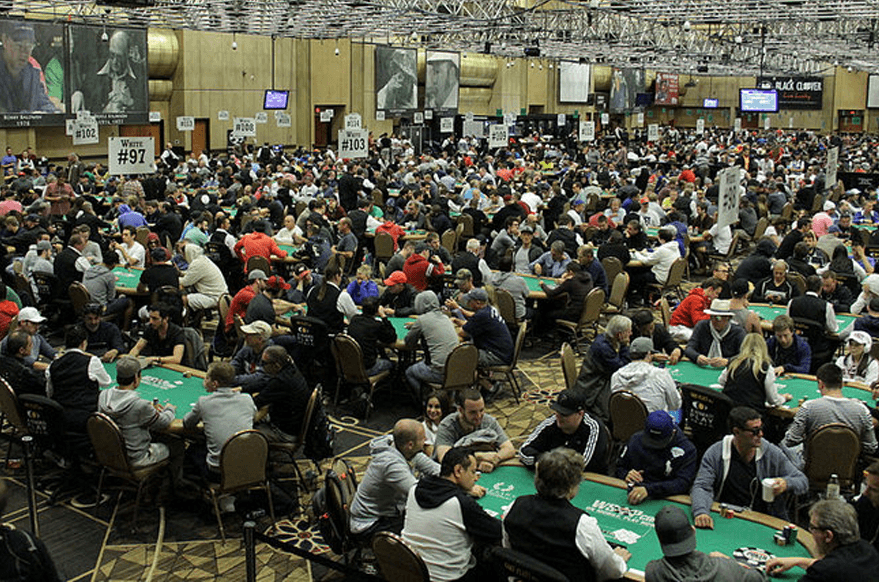 Das Main Event der WSOP hat mehrere tausend Teilnehmer