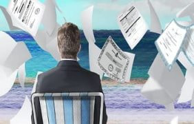 Mann am Strand mit Papieren