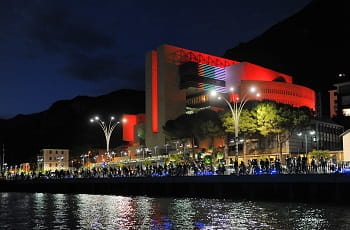 Das Casino Campione am Luganersee bei Nacht
