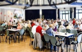 Volle Tische beim Bingo in den Riehler Heimstätten