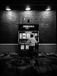 Mann alleine am Spielautomaten