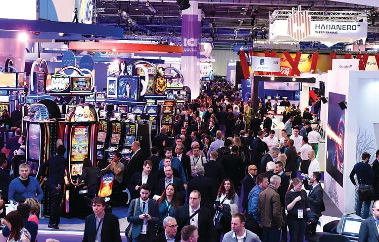 Besucher und Stände der ICE Totally Gaming Messe