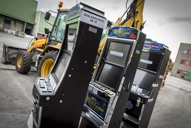 Spielautomaten kurz vor ihrer Zerstörung in Wien