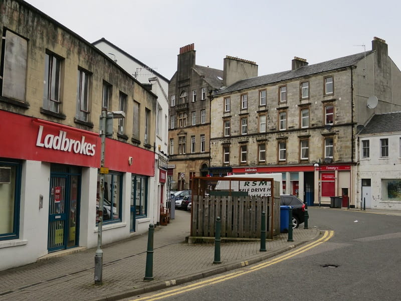 Zwei Ladbrokes Büros in einer Strasse