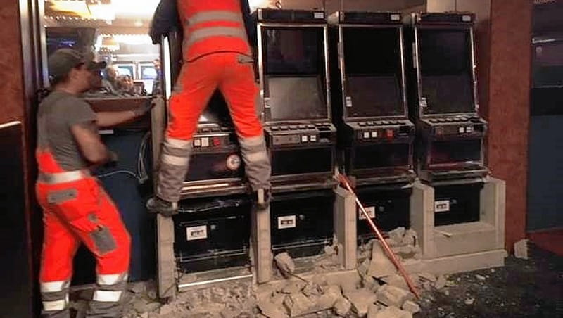 Feuerwehrleute entfernen einbetonierte Automaten